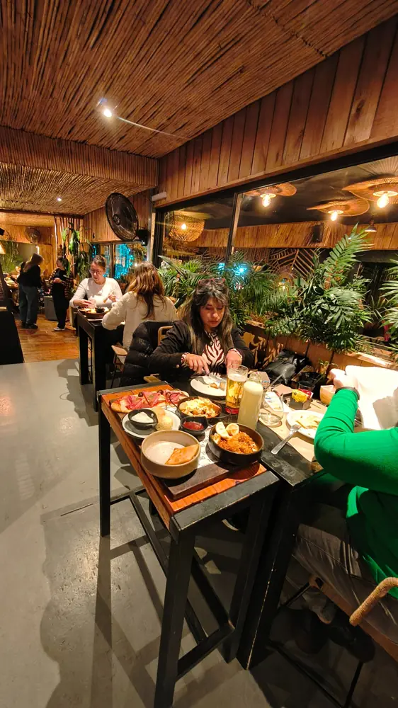 Una mesa compartida en un encuentro de Manos que Vuelan
