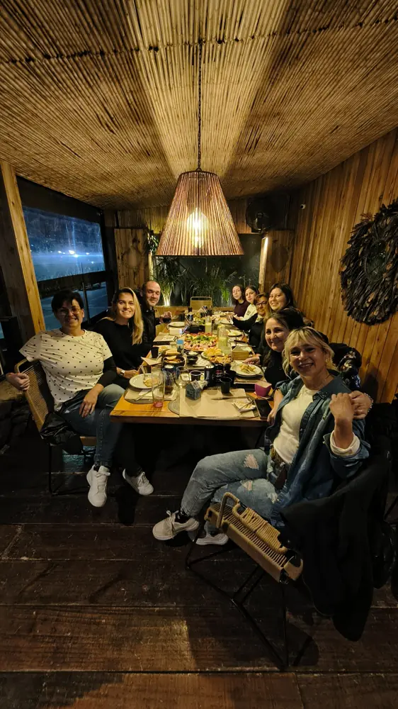 Un grupo compartiendo un encuentro en un espacio gastronómico