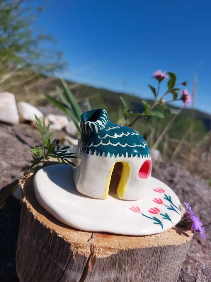 Casita azul de cerámica decorada a mano