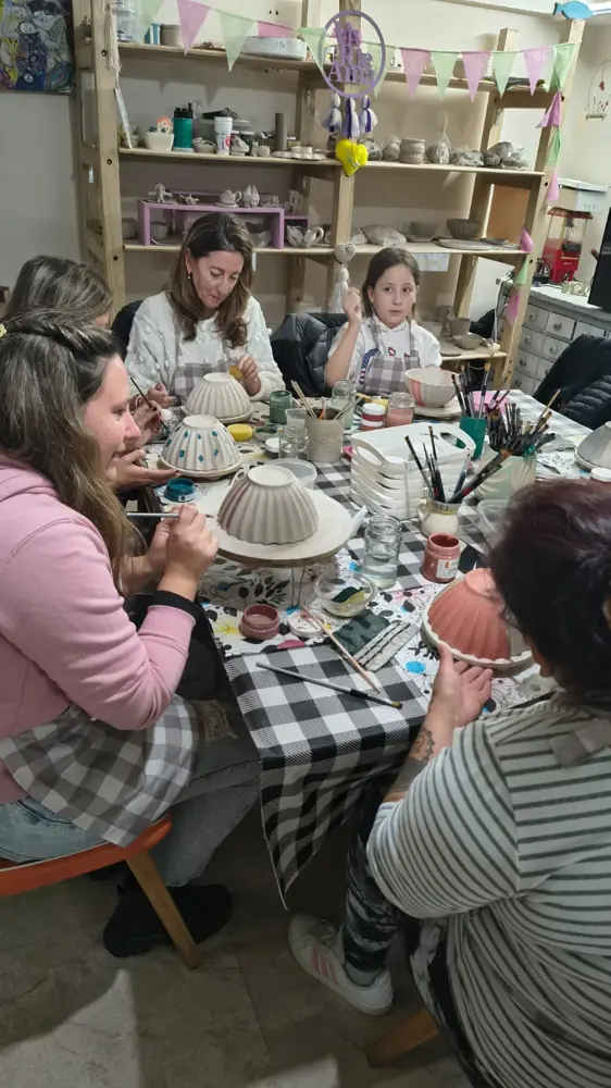 Personas trabajando en sus piezas dentro del taller